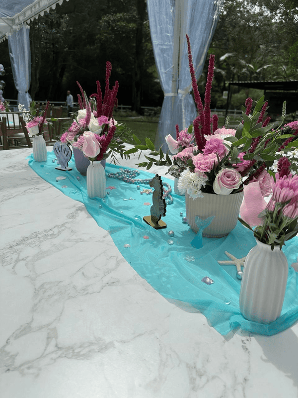 Elementos decorativos de mar ( conchas colas de sirenas perlas, estrellas de mar)