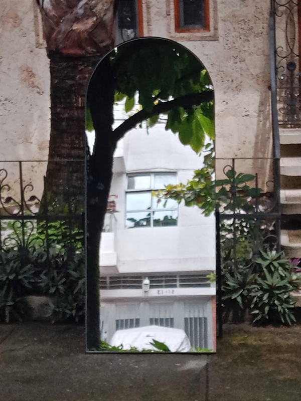 Espejo marco negro metalico