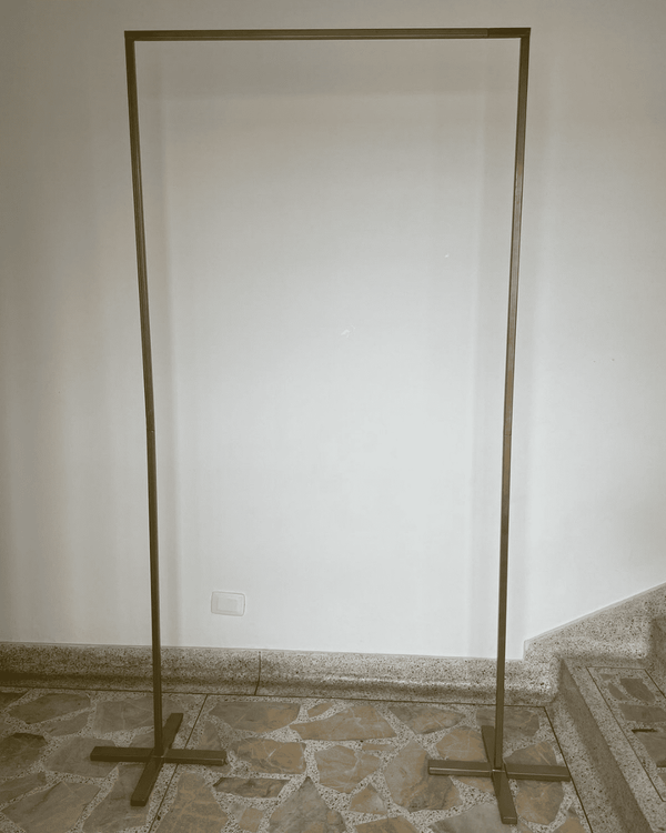 Estructura dorada cuadrada