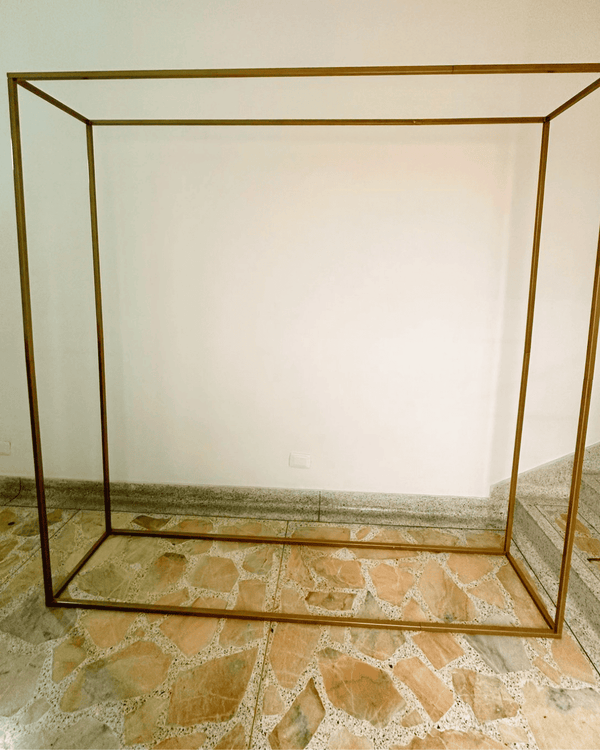 Estructura rectangular metálica dorada 3d