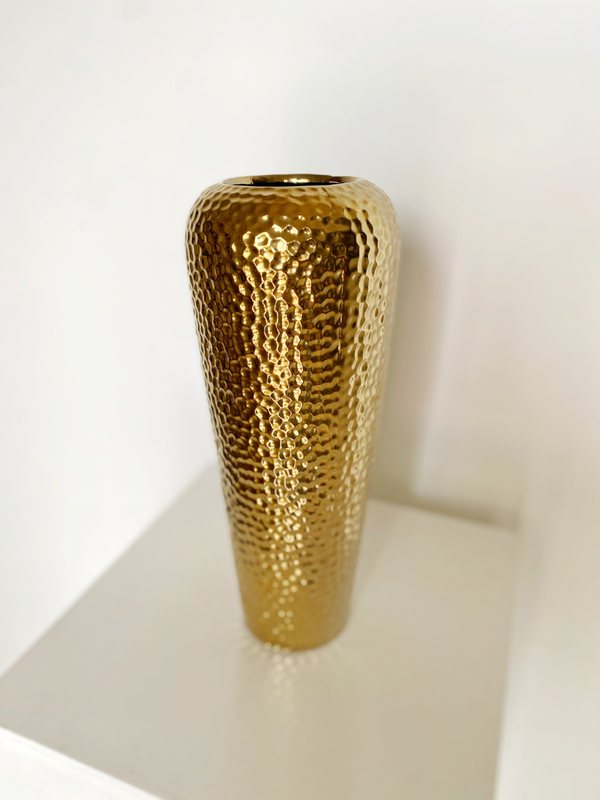 Jarrón dorado para flores