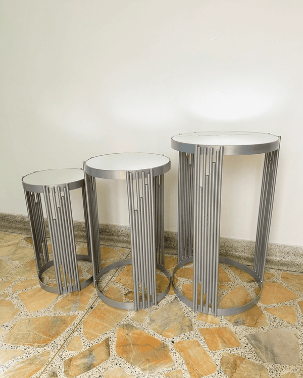 Mesas plateadas de balines y espejo