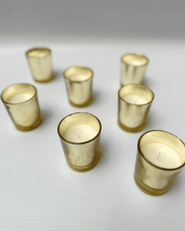 Velas decorativas en envase dorado
